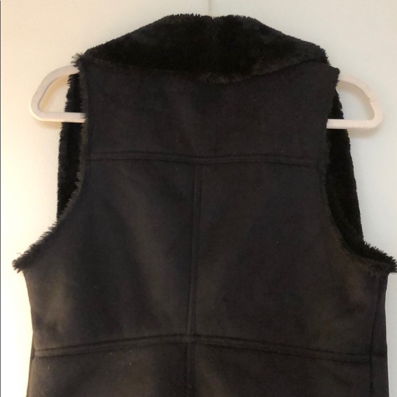 Cozy Black Vest • Faux Fur lined, faux suede - Picture 5 of 13